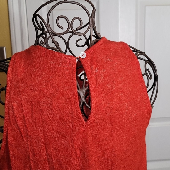 5/$25 Red Haute Sexy Twist Front Keyhole Top - Picture 4 of 7